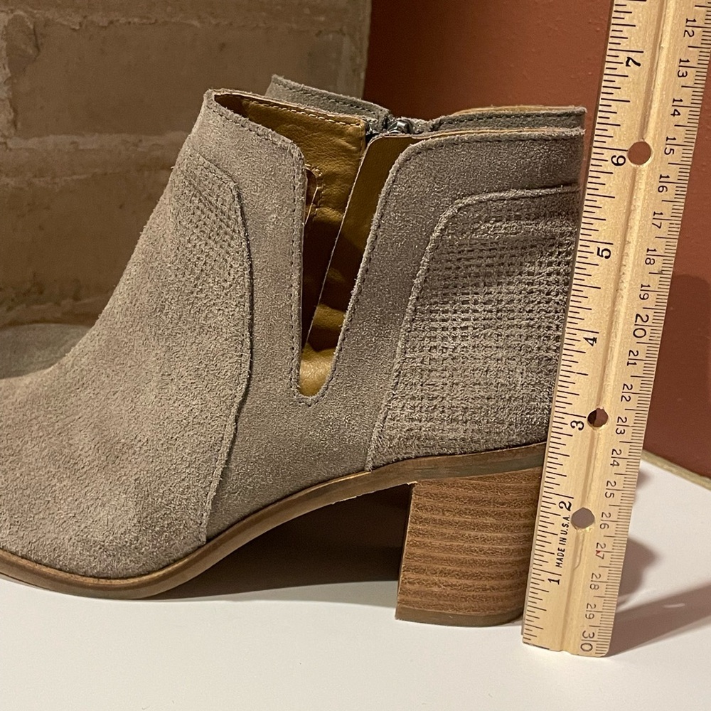 Lucky Brand LP-Ponic Women’s 8.5M taupe grey side zip heeled ankle booties - Picture 12 of 12
